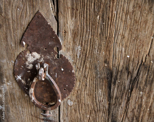 stare zniszczone i brudne dekoracyjne okucie na drewnianych drzwiach