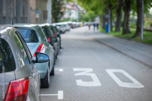 Parkende Autos in einer verkehrsberuhigte Straße.