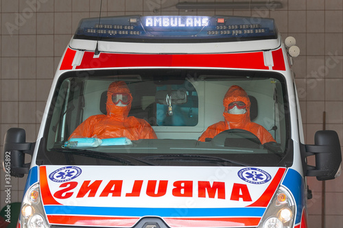 Karetka pogotowia z ratownikami zabezpieczonymi przed koronawirusem