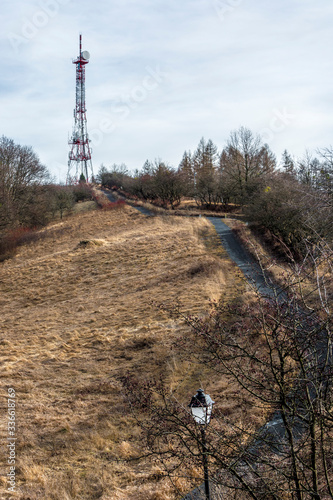 Przekaźnik radiowy na wzniesieniu