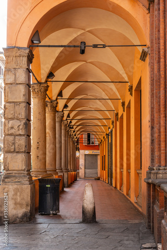 Bologna centro storico reportage abbandonata antica solitudine medioevo giornata di sole strade città portici pavimento veneziana via santo stefano