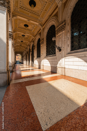 Bologna centro storico reportage abbandonata antica solitudine medioevo giornata di sole strade città portici pavimento veneziana palazzo Palazzo di Residenza della Cassa di Risparmio via Farini