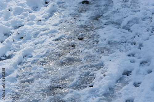 Ścieżka pokryta śniegiem i lodem