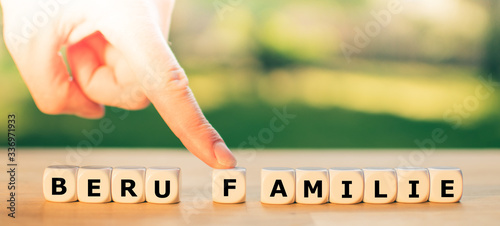 Beruf oder Familie? Hand schiebt den Buchstaben F vom Wort Beruf zum Wort Familie.