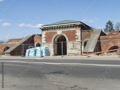 Zamość. Nowa Brama Lubelska od wewnętrznej strony i mury twierdzy w remoncie pod kątem. Fortyfikacje w renowacji.