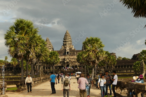 Angkor vat entrance with people 