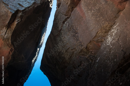 zdjęcie przedstawiające skałę w górach Hiszpanii w słońcu wiosną. teren wspinaczkowy bouldering