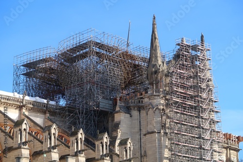 Échafaudage brûlé du toit de la cathédrale Notre-Dame de Paris, en décembre 2019, après l’incendie du 15 avril 2019 (France)