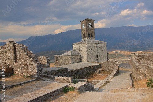 Wieża zegarowa na średniowiecznym zamku w Gjirokastrze w Albanii.