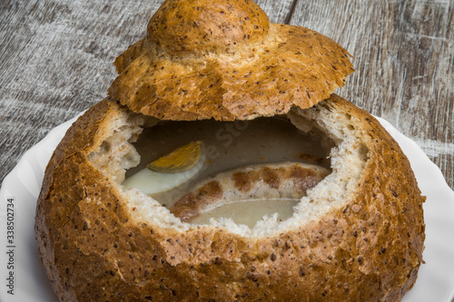 żurek w chlebie z jajkiem i białą kiełbasą