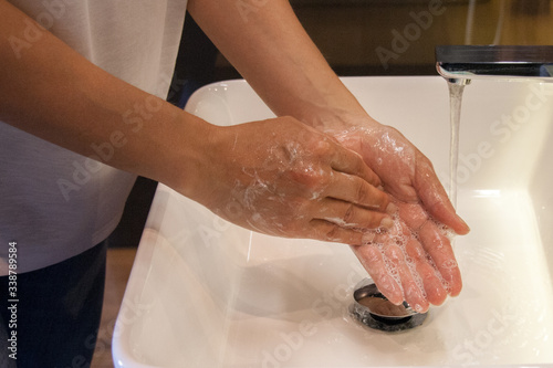 Mycie rąk podczas epidemii wirusa covid-19