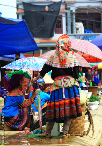 wietnamskie kobiety w tradycyjnych strojach na targu w Bac Ha