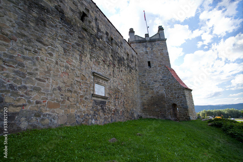  Malownicze ruiny średniowiecznego zamku królewskiego w Nowym Sączu