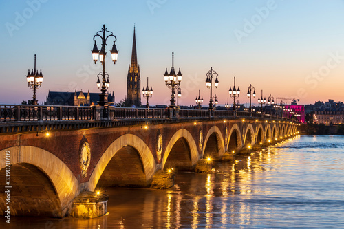  Bordeaux, le Pont de Pierre au-dessus de la Garonne, au fond la flèche et la Basilique Saint-Michel de Bordeaux , zone classée au Patrimoine Mondial de l'UNESCO