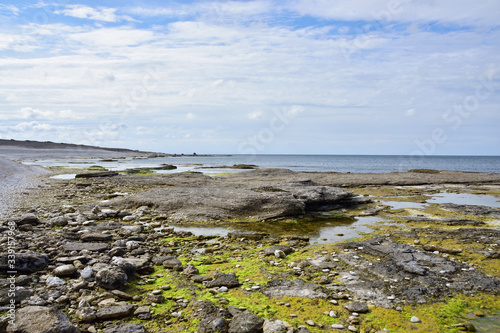 Küste mit Raukensteinen bei Langhammars auf der Insel Farö auf Gotland 