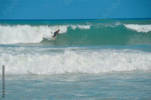 Surfer na fali