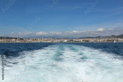 Cannes sur mer vue du bateau