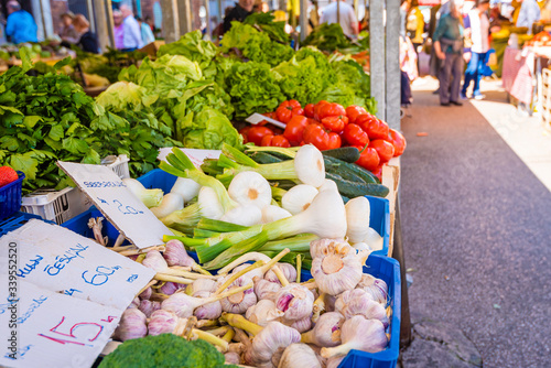 Ein Bauernmarkt mit Frischem Gemüse in Rijeka Kroatien