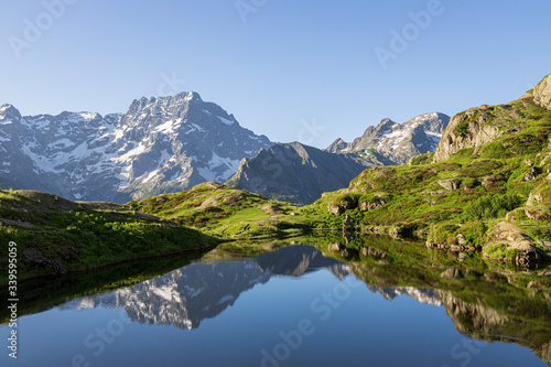 Reflet du Sirac (3441m) sur le lac du Lauzon (2008m), la Chapelle-en-Valgaudemar, Parc national des Ecrins, Hautes-Alpes, France