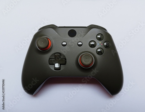 Xbox Controller auf Weißem Hintergrund. Logo zensiert.