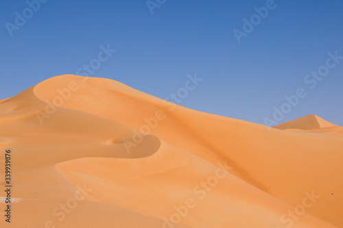 Sand dune at Rub' al Khali desert with curvy edge