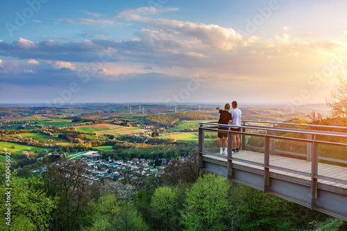Saarland – Blick vom Schaumberg mit Aussichtsplattform über Tholey und Landschaft – View from Schaumberg with Platform and Landscape 