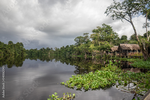 Comunidad indígena ubicada a orillas de un río del Delta del Orinoco, Venezuela