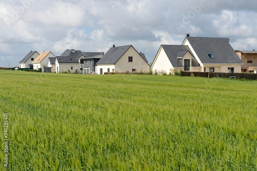 Urbanisation des terres agricoles, lotissement récent en bordure de champ