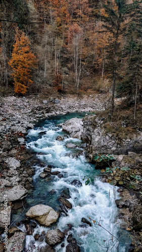 Bergbach in Scheffau, Österreich im Herbst