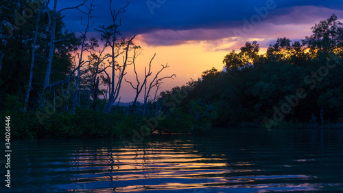 Atardecer y anochecer con los reflejos en el río, colores del atardecer en el cielo