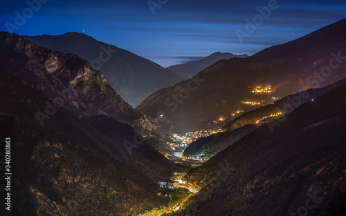 Paisaje del Valle de Sant Julia de Loria de los pirineos de Andorra iluminado al anochecer.