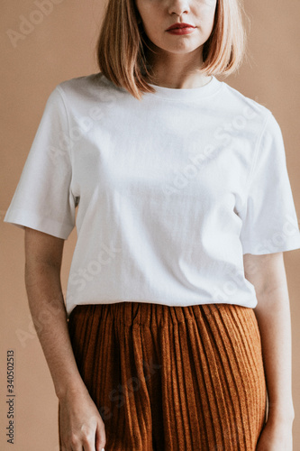 Model posing in a tee