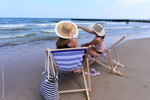 Summer camp. Relaks i odpoczynek na plaży nad morzem na leżaku podczas wakacji letnich w piękny słoneczny dzień