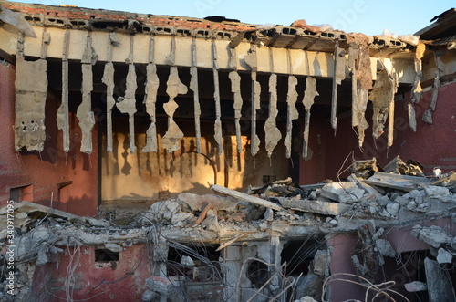 nalot , po bombach , ,gruzowisko , wyburzanie budynków , ,kataklizm , wojna ,po bombie , wyrwa , gruzowisko , po spaleniu ,, nalot , po bombie , kino Staszów , bombardowanie ,wyburzanie koparką