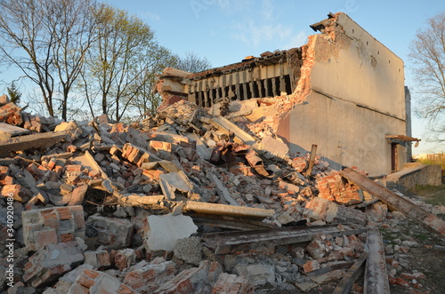 nalot , po bombach , ,gruzowisko , wyburzanie budynków , ,kataklizm , wojna ,po bombie , wyrwa , gruzowisko , po spaleniu ,, nalot , po bombie , kino Staszów , bombardowanie ,wyburzanie koparką