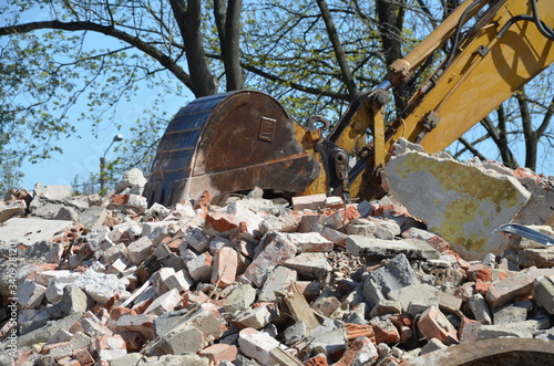 nalot , po bombach bombardowanie , trzęsienie ziemi ,gruzowisko , wyburzanie budynków ,wyburzanie domów ,kataklizm , wojna ,po bombie , wyrwa , gruzowisko , po spaleniu ,zawalanie muru