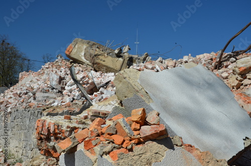 nalot , po bombach bombardowanie , trzęsienie ziemi ,gruzowisko , wyburzanie budynków ,wyburzanie domów ,kataklizm , wojna ,po bombie , wyrwa , gruzowisko , po spaleniu ,zawalanie muru