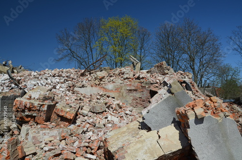 nalot , po bombach bombardowanie , trzęsienie ziemi ,gruzowisko , wyburzanie budynków ,wyburzanie domów ,kataklizm , wojna ,po bombie , wyrwa , gruzowisko , po spaleniu ,zawalanie muru