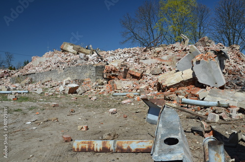 nalot , po bombach bombardowanie , trzęsienie ziemi ,gruzowisko , wyburzanie budynków ,wyburzanie domów ,kataklizm , wojna ,po bombie , wyrwa , gruzowisko , po spaleniu ,zawalanie muru