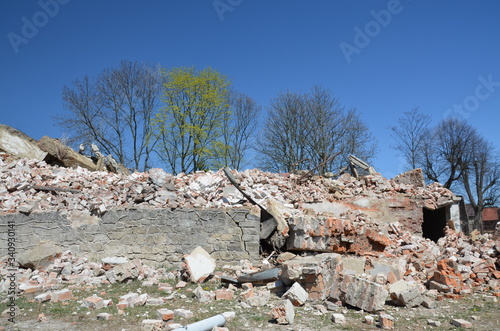 nalot , po bombach , ,gruzowisko , wyburzanie budynków , ,kataklizm , wojna ,po bombie , wyrwa , gruzowisko , po spaleniu ,, nalot , po bombie , kino Staszów , bombardowanie ,wyburzanie koparką