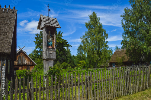 Wieś. Kapliczka na wsi. Sielanka. Architektura drewniana. Skansen