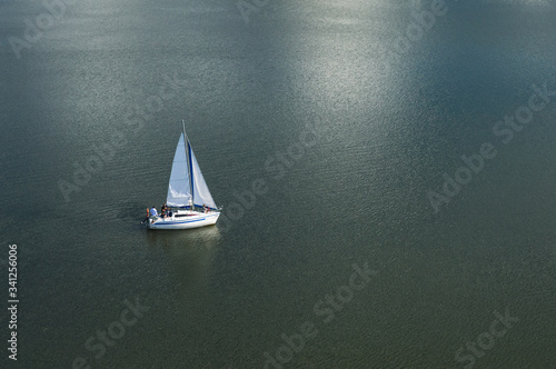 Jacht na jeziorze. Żaglówka na wodzie.