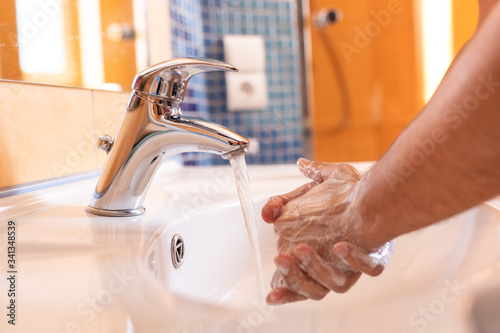 Mycie rąk mydłem w celu ochrony przed wirusami.