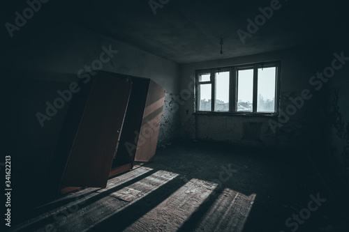 stara, zniszczona, zdeformowana szafa w opuszczonym budynku internatu