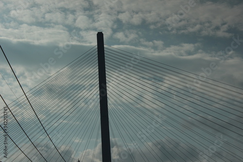 大型のつり橋 曇り空で形が不吉な感じを醸し出している 瀬戸内海のしまなみ海道