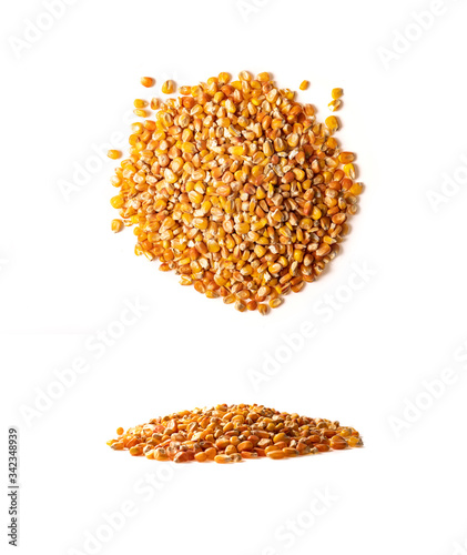 Ziarna kukurydzy usypane w stos na białym tle
