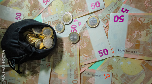 Monedas y billetes de euro esparcidos