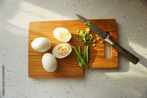 Przygotowania do śniadania jajka na twardo że szczypiorkiem