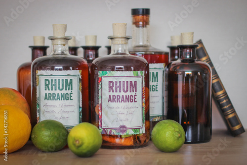 bouteilles de rhum arrangé des îles accompagnées de fruits