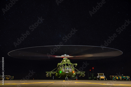 Śmigłowiec Mi-17, tuż przed startem w gwieździstą noc. Lotnisko Mirosławiec. 